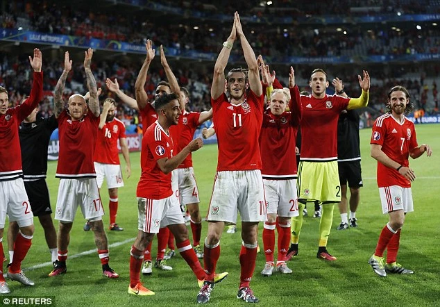 Gareth Bale cùng đồng đội vỗ tay cảm ơn người hâm mộ 